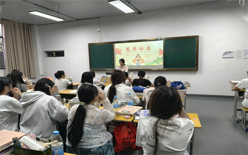我校學工處組織各班級召開“感恩母愛，溫暖同