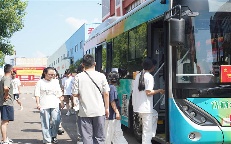 我校調派多輛大巴車護送考生提前“探路”高考